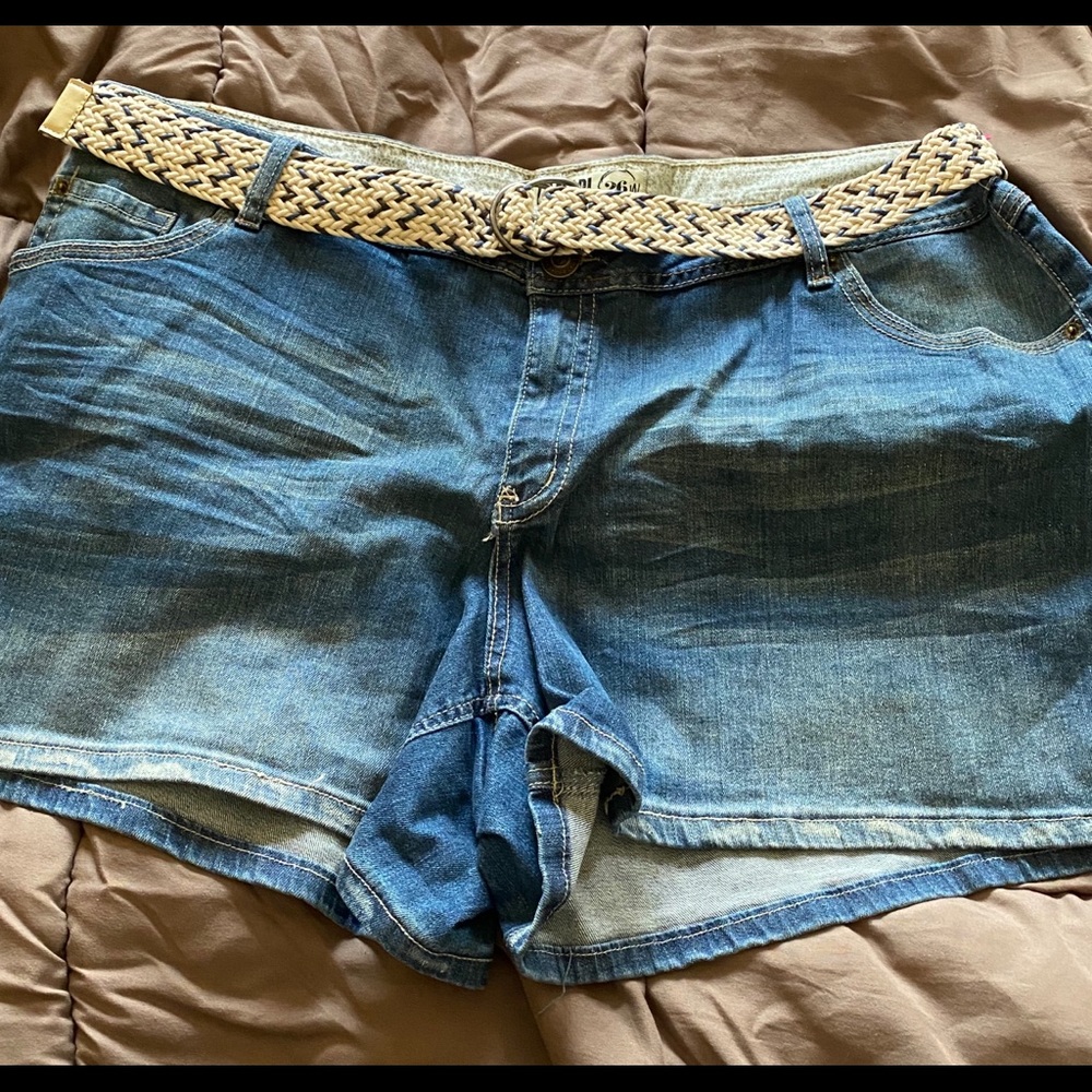 Jean short shorts with weave belt size 26W